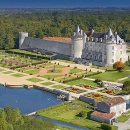 Château de la Roche-Courbon vue aérienne